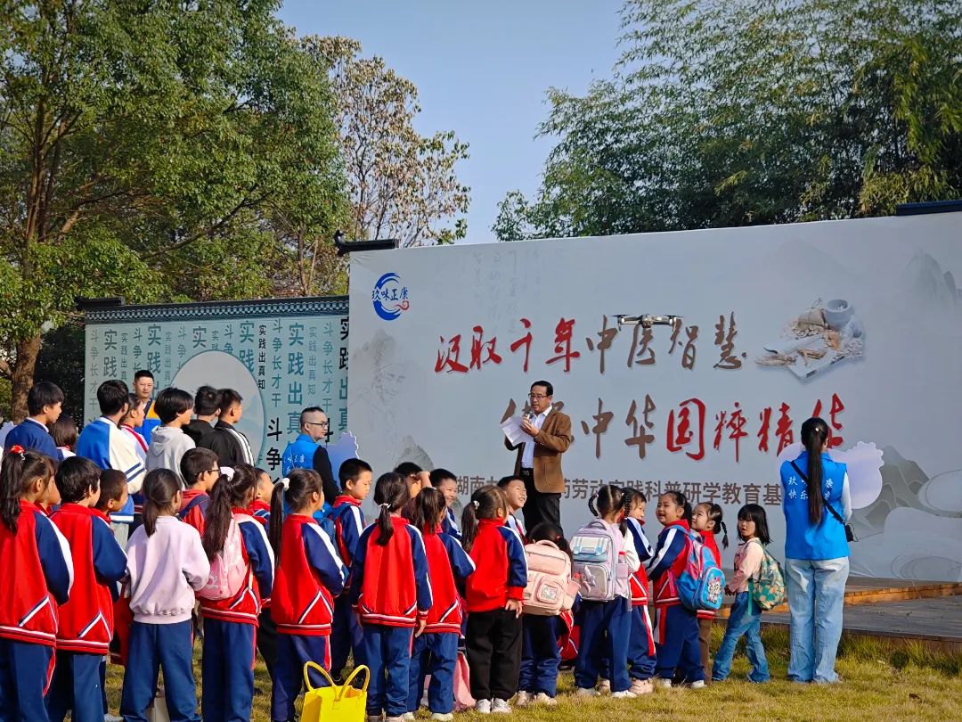雙清區(qū)“愛心護(hù)航，助夢(mèng)成長(zhǎng)”